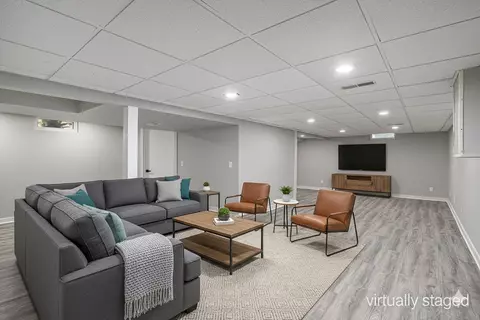 Living - 6427 Eagle Rdg, Kalamazoo, MI 49004 photo 8 of 8