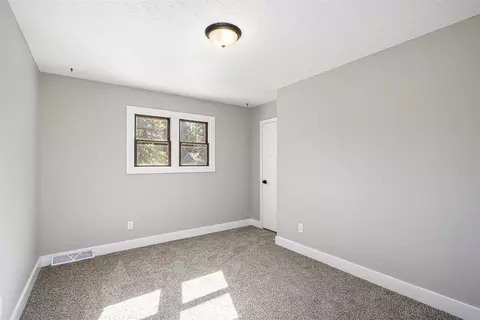 Bedroom - 6427 Eagle Rdg, Kalamazoo, MI 49004 photo 2 of 6
