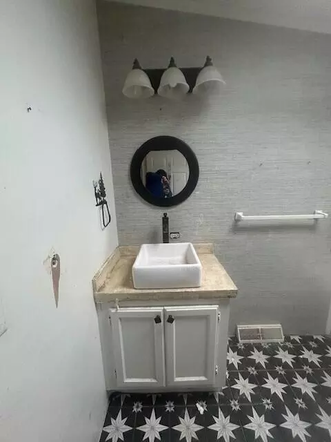 Bath - 1660 N Bard, Gladwin, MI 48624 photo 3 of 4