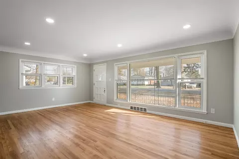 Living - 5854 Syracuse, Taylor, MI 48180 photo 3 of 7