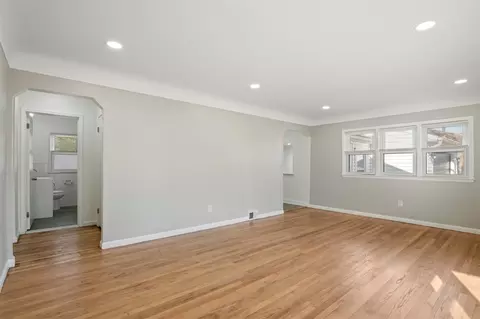 Living - 5854 Syracuse, Taylor, MI 48180 photo 4 of 7
