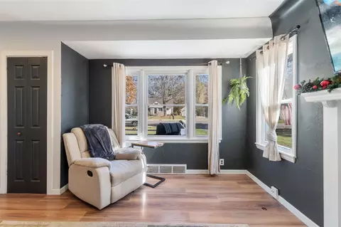 Living - 840 Springcrest, Jackson, MI 49203 photo 4 of 4