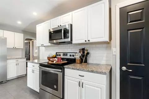Kitchen - 840 Springcrest, Jackson, MI 49203 photo 2 of 4