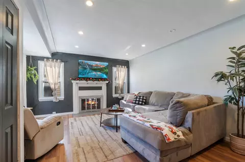Living - 840 Springcrest, Jackson, MI 49203 photo 1 of 4