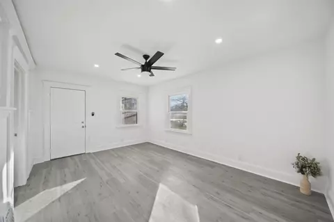 Living - 208 Bates, Jackson, MI 49202 photo 3 of 4