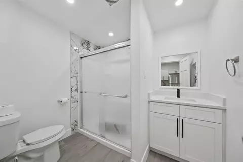 Bath - 208 Bates, Jackson, MI 49202 photo 1 of 3