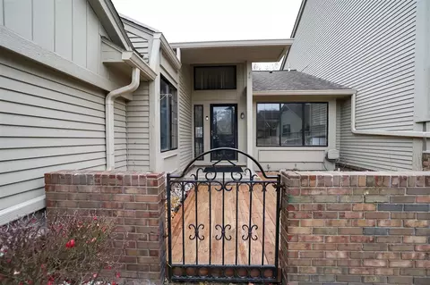 7233 Creeks Bnd, West Bloomfield, MI 48322