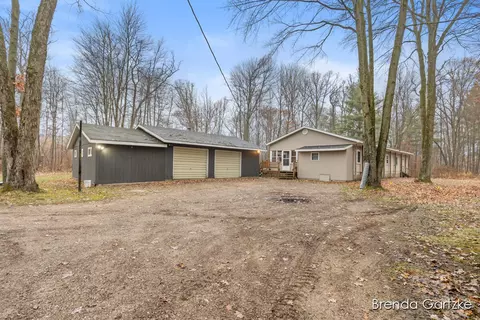 9807 N Maple Hl, Howard City, MI 49329
