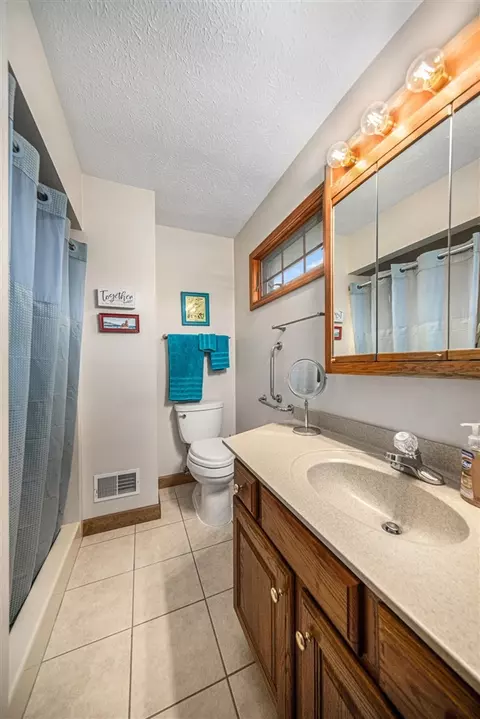 Bath - 5501 Donavon, Jackson, MI 49201 photo 1 of 2
