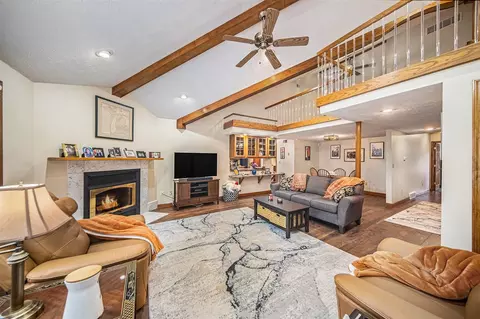 Living - 5501 Donavon, Jackson, MI 49201 photo 3 of 4