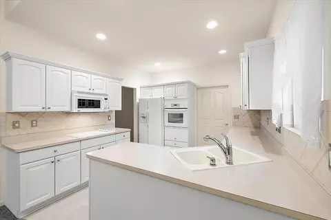 Kitchen - 52559 Sable, Macomb, MI 48042 photo 1 of 5