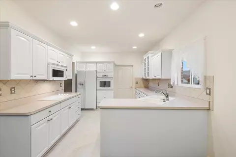 Kitchen - 52559 Sable, Macomb, MI 48042 photo 2 of 5