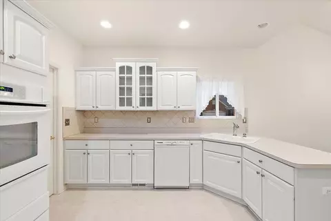 Kitchen - 52559 Sable, Macomb, MI 48042 photo 4 of 5