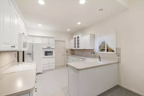 Kitchen - 52559 Sable, Macomb, MI 48042 photo 3 of 5
