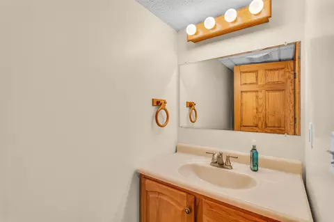 Bath - 6550 Maple Dl, Jackson, MI 49201 photo 6 of 6