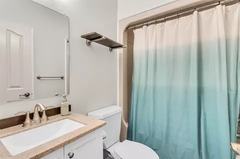 Bath - 6550 Maple Dl, Jackson, MI 49201 photo 4 of 6