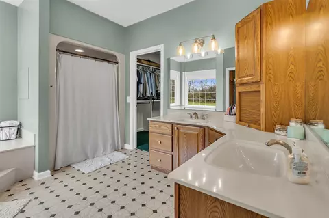 Bath - 6550 Maple Dl, Jackson, MI 49201 photo 1 of 6