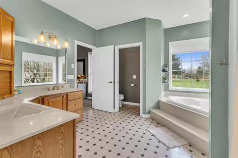 Bath - 6550 Maple Dl, Jackson, MI 49201 photo 2 of 6