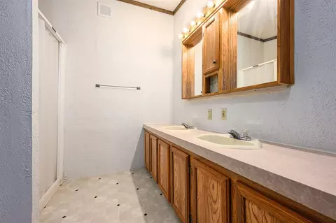 Bath - 12901 Millers Ml, Constantine, MI 49042 photo 2 of 3