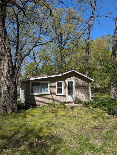 216 Portage Lk, Munith, MI 49259
