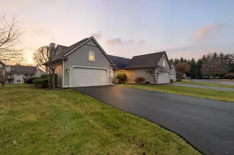 201 Pierce Lk, Chelsea, MI 48118