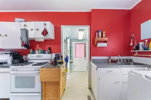 Kitchen - 1012 Lansing, Jackson, MI 49202 photo 5 of 5