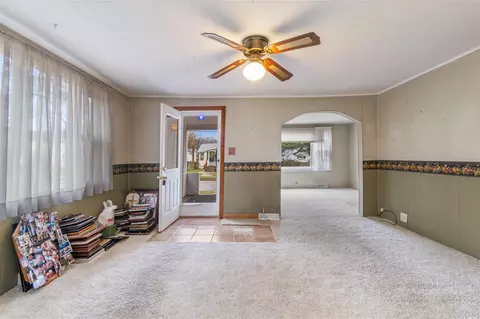 Living - 927 N George, Jackson, MI 49202 photo 1 of 5