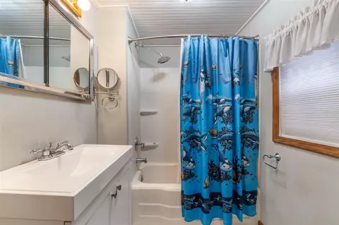 Bath - 927 N George, Jackson, MI 49202 photo 1 of 3
