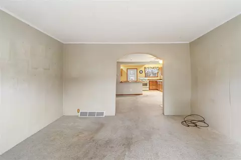 Living - 927 N George, Jackson, MI 49202 photo 2 of 5