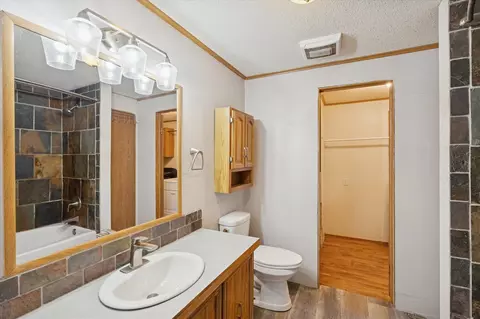 Bath - 835 Fleming, Jackson, MI 49202 photo 2 of 4