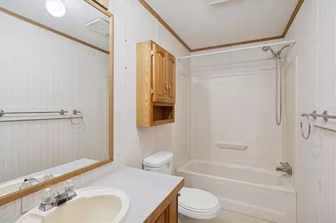 Bath - 835 Fleming, Jackson, MI 49202 photo 4 of 4