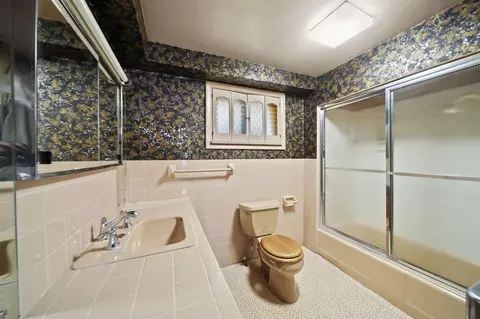 Bath - 182 Peach, Jackson, MI 49202 photo 1 of 3