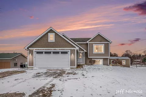 3955 Arthur St, Coopersville, MI 49404