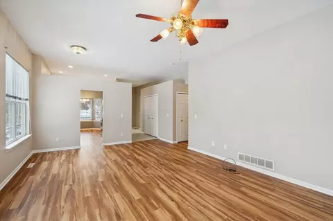 Living - 913 Oakbrook, Jackson, MI 49203 photo 4 of 5
