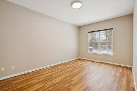 Living - 913 Oakbrook, Jackson, MI 49203 photo 5 of 5