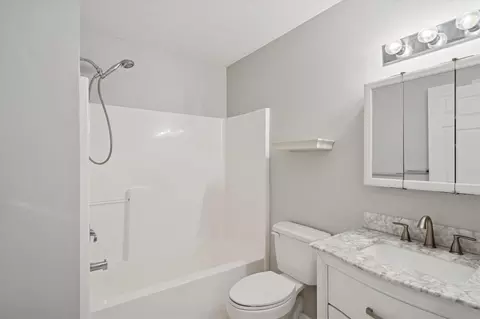 Bath - 913 Oakbrook, Jackson, MI 49203 photo 1 of 3