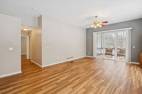 Living - 913 Oakbrook, Jackson, MI 49203 photo 1 of 5