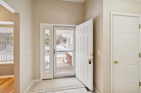 Entry Way - 913 Oakbrook, Jackson, MI 49203 photo 1 of 4