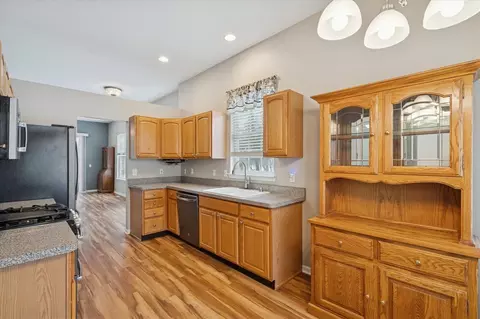 Kitchen - 913 Oakbrook, Jackson, MI 49203 photo 1 of 4