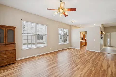 Living - 913 Oakbrook, Jackson, MI 49203 photo 3 of 5