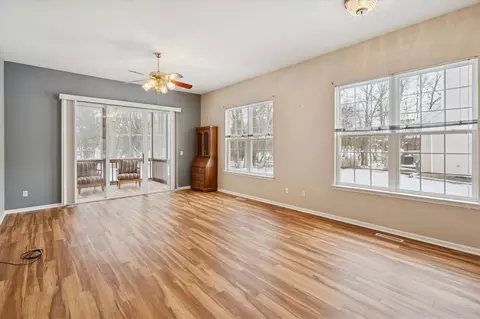 Living - 913 Oakbrook, Jackson, MI 49203 photo 2 of 5