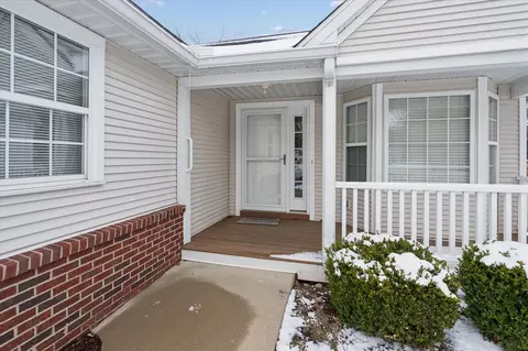 Exterior - 913 Oakbrook, Jackson, MI 49203 photo 3 of 10