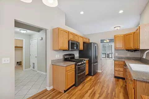 Entry Way - 913 Oakbrook, Jackson, MI 49203 photo 3 of 4
