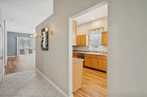Entry Way - 913 Oakbrook, Jackson, MI 49203 photo 2 of 4