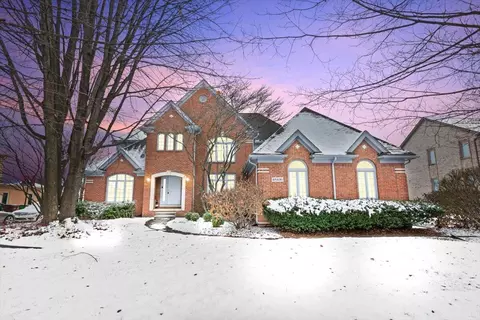 48436 Amber Ln, Utica, MI 48315