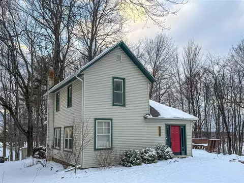 9155 Cushing, Eau Claire, MI 49111