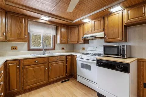 Kitchen - 2942 Whitlock, Jackson, MI 49202 photo 3 of 4
