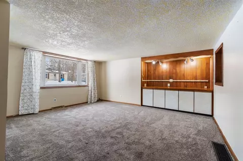 Living - 2942 Whitlock, Jackson, MI 49202 photo 3 of 5