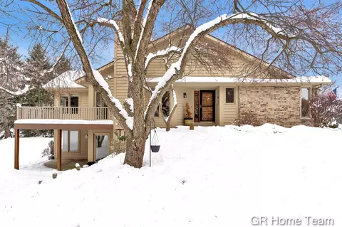 1946 Cross Bnd #35, Grand Rapids, MI 49505
