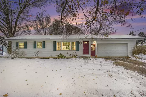 1081 Sir Knight, Plainwell, MI 49080